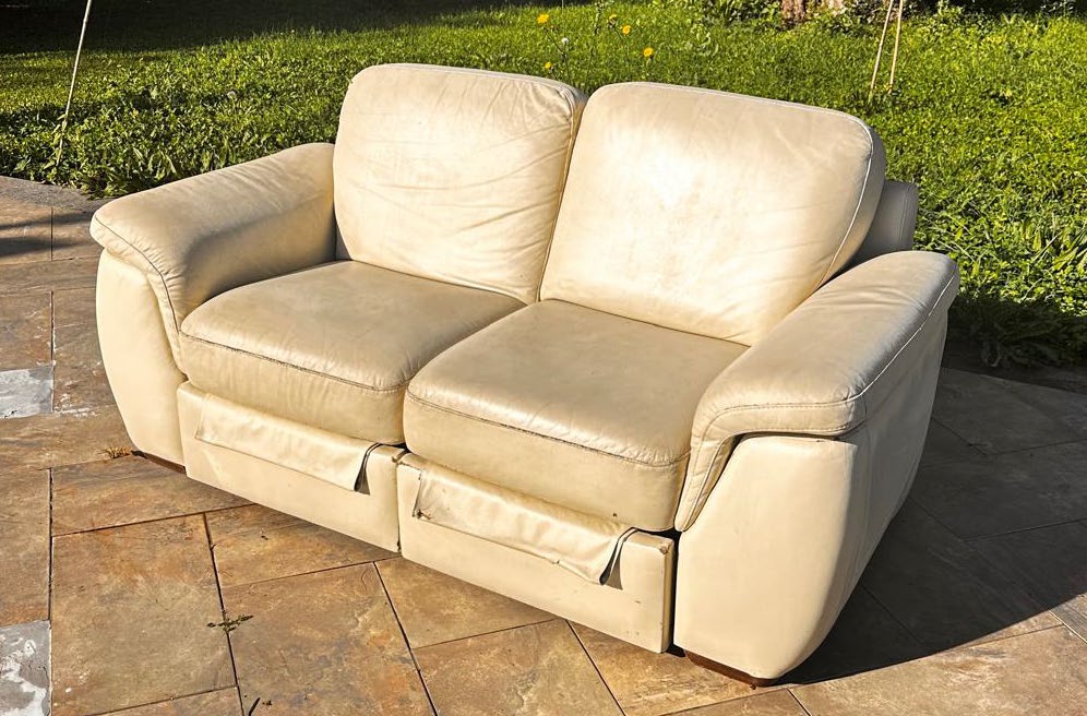 divano-2-posti-in-pelle-beige-con-relax